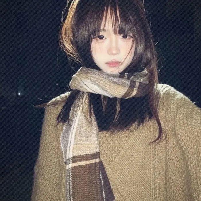 给小酒馆女子喝高杯酒